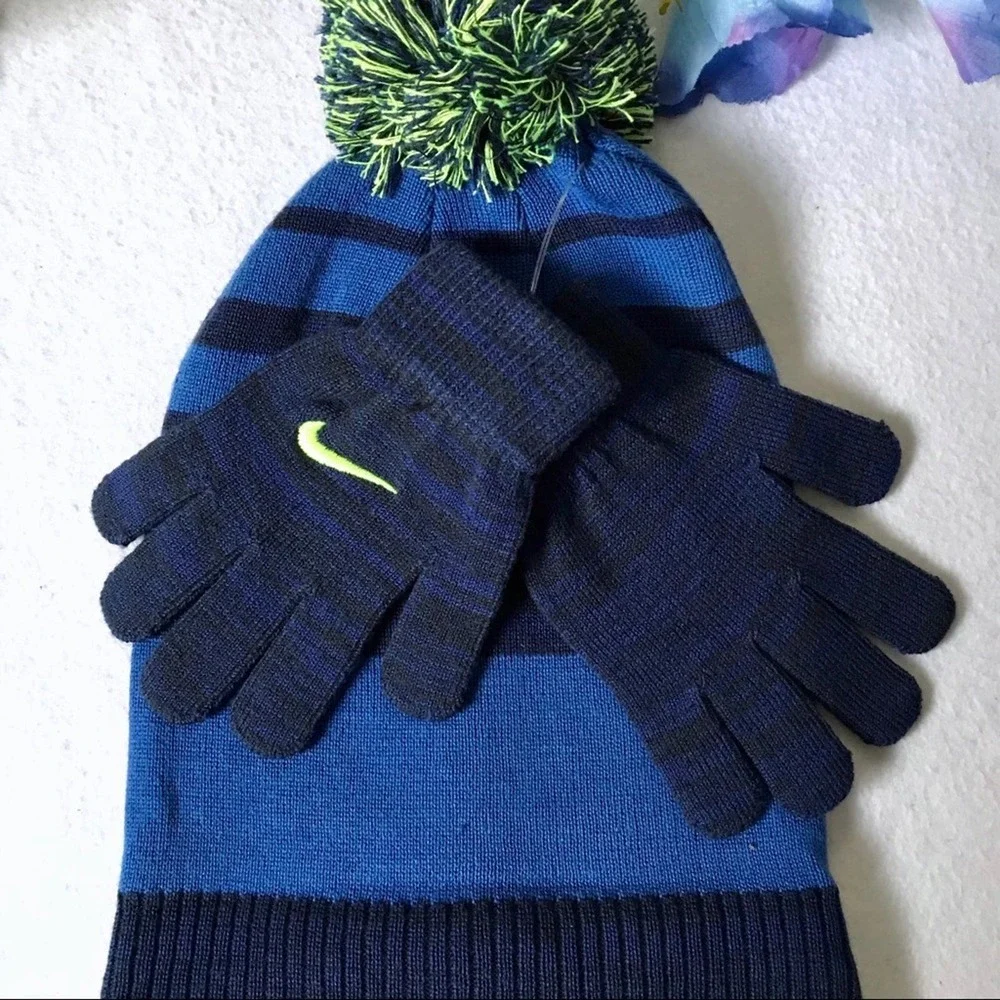 Nike NWOT Beanie with Gloves Set Youth OS (8/20)